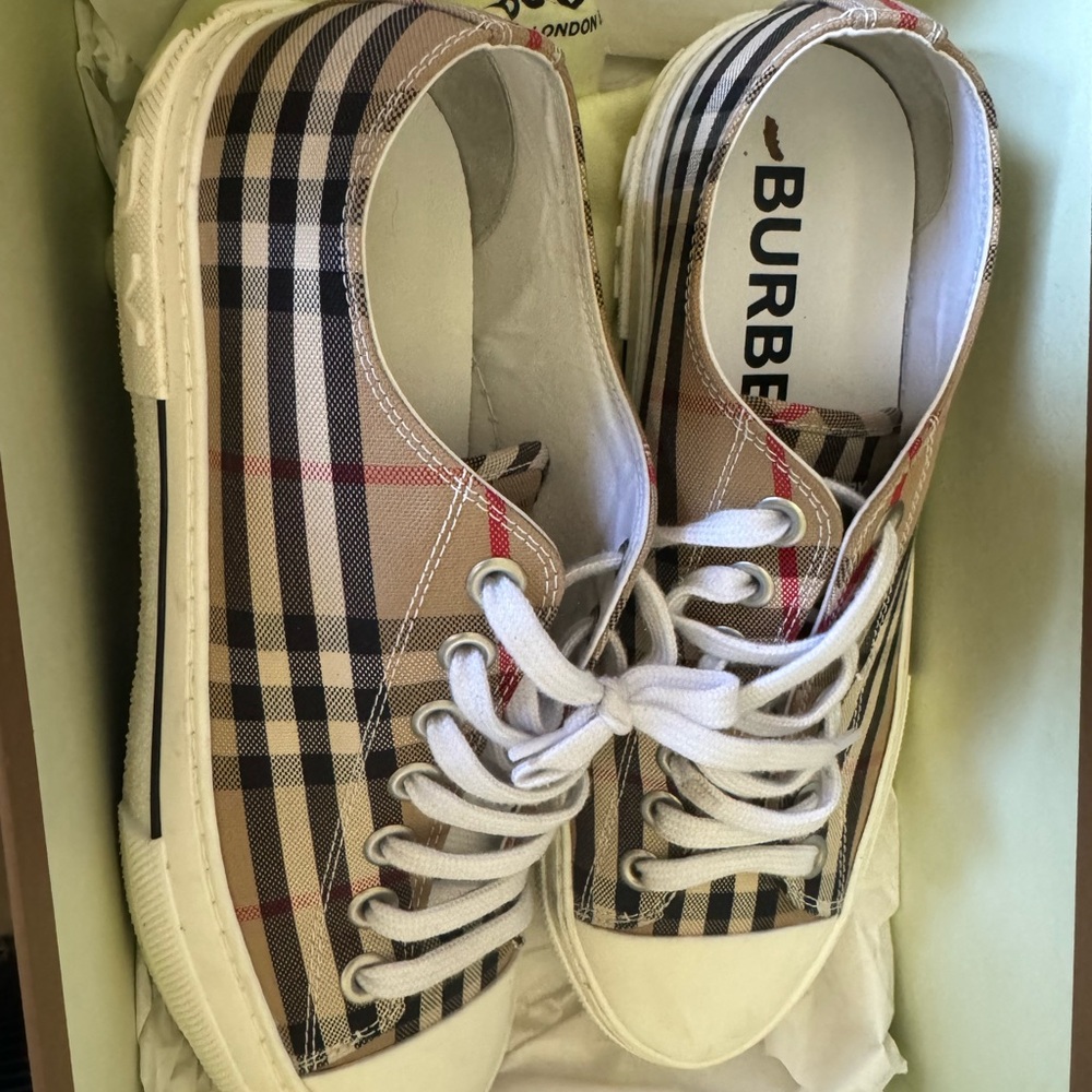 These are burberry cotton sneakers